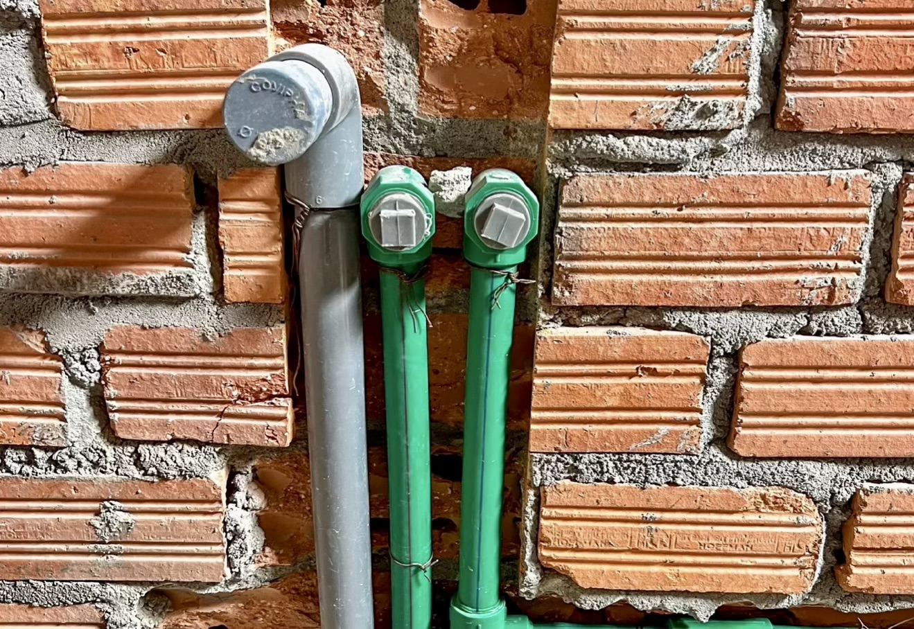 Thi công điện nước âm hay nổi tốt hơn?